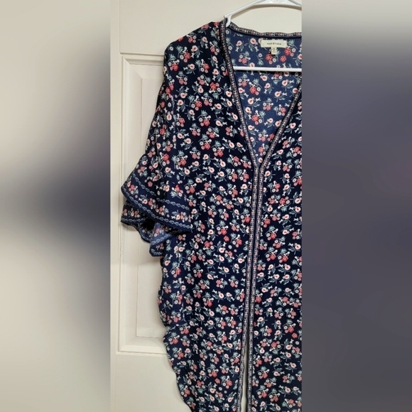 Women's Medium Max Studio Floral Bohemian Lightweight Blouse With Front Tie. - Picture 5 of 8